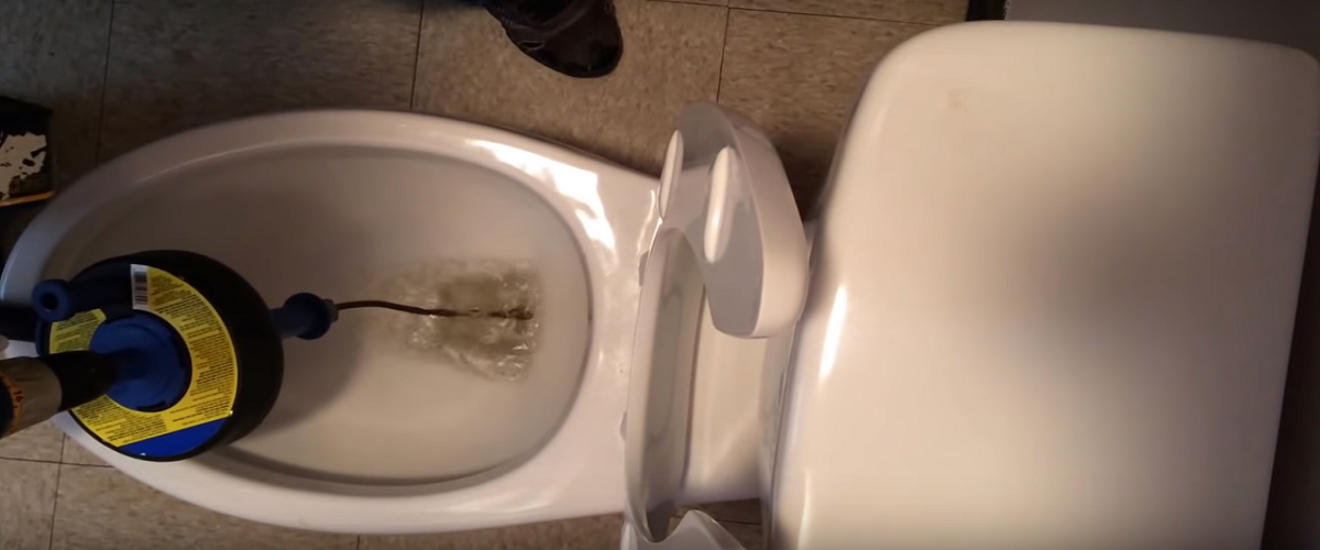 Cómo desatascar un WC?